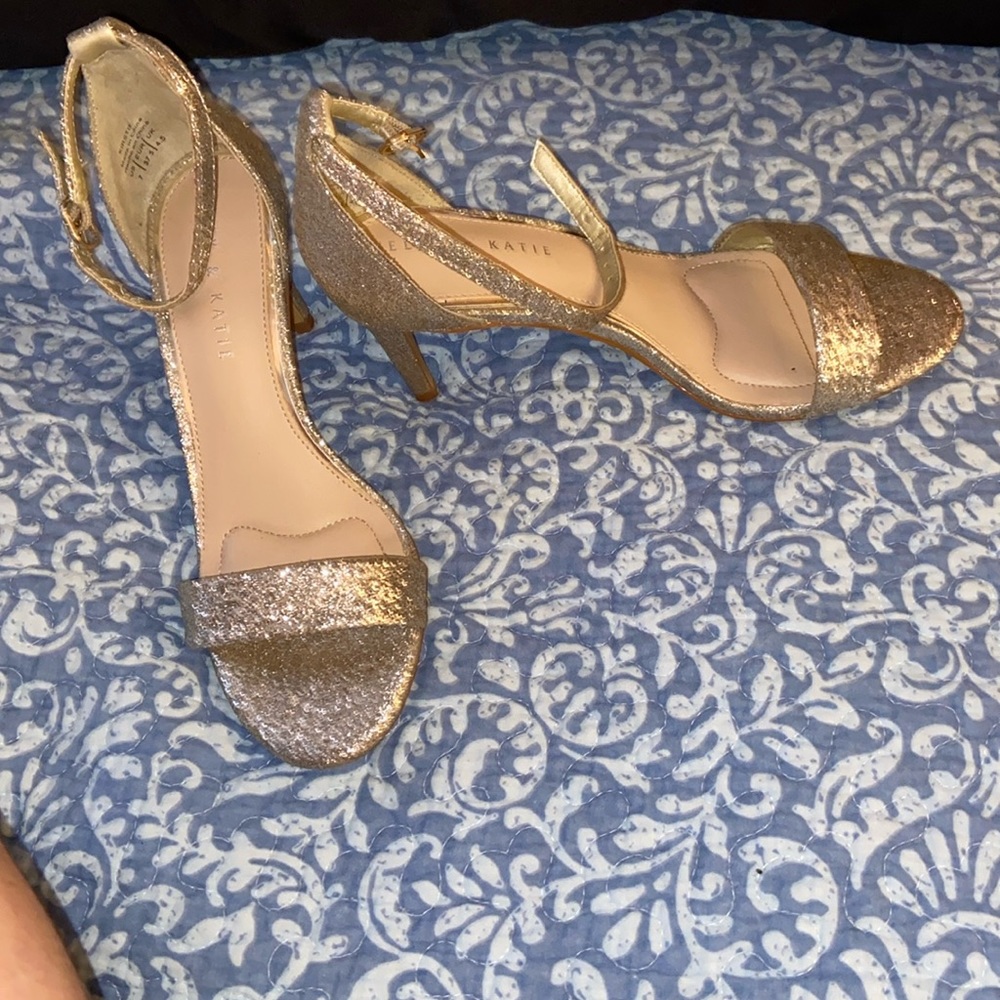 Women’s size 8 Kelly and Katie sparkly heels. 👠